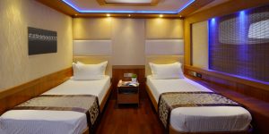 LEO Luxury Yacht deluxe cabin twin bed3