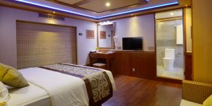LEO Luxury Yacht owners cabin jacuzzi 3